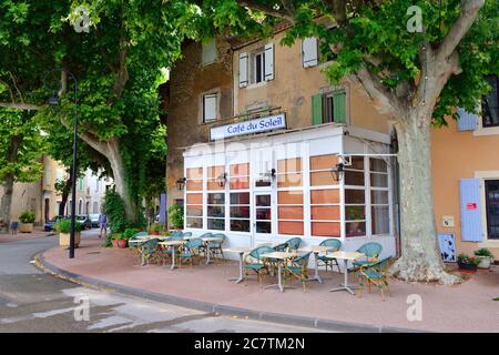 VILLES-SUR-AUZON, FRANKREICH - 13. JUL 2014: Eines von vielen Straßencafés, das abends gezeigt wird. Solche Cafés sind sehr beliebt bei den Bewohnern in erwiesen Stockfoto