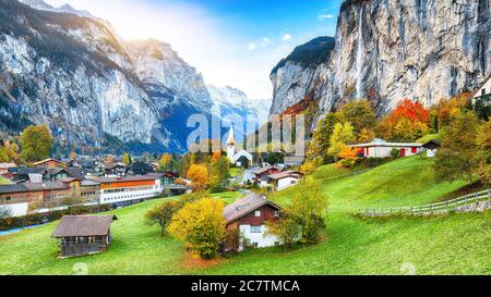 Bezaubernde Herbstansicht des Lauterbrunnental mit herrlichem Staubbach Wasserfall und Schweizer Alpen im Hintergrund. Lage: Lauterbrunnen Dorf, Stockfoto