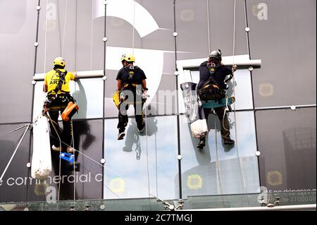 Riskante Luftarbeiten an einer Glaswand im Pariser Geschäftsviertel La Defense Stockfoto