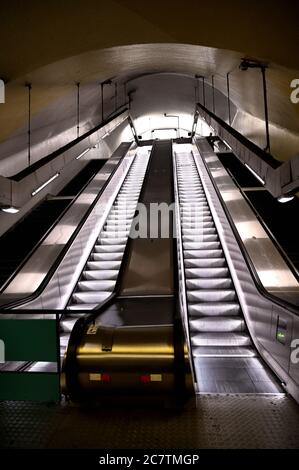 In Paris, Frankreich, eine Rolltreppe in einer U-Bahn-Station Stockfoto