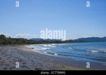 Eine breite Aufnahme von Playa Negra mit Surfern in der Ferne, in Puerto Viejo, Costa Rica Stockfoto