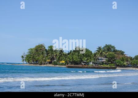 Das Karibische Meer von Playa Negra in Puerto Viejo, Costa Rica, mit Blick auf üppige Palmen Stockfoto