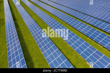Luftaufnahme der Errol Solarfarm in der Nähe von Perth in Schottland, Großbritannien. Betrieben von Elgin Energy ist es der größte Solarpark in Schottland, der ab 55,000 13 MW erzeugt Stockfoto