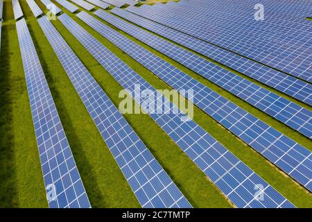 Luftaufnahme der Errol Solarfarm in der Nähe von Perth in Schottland, Großbritannien. Betrieben von Elgin Energy ist es der größte Solarpark in Schottland, der ab 55,000 13 MW erzeugt Stockfoto