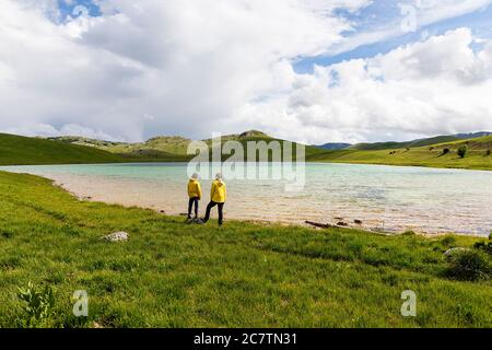 Mutter und Sohn stehen am Ufer des Vrazje Sees im Durmitor Nationalpark, Montenegro Stockfoto