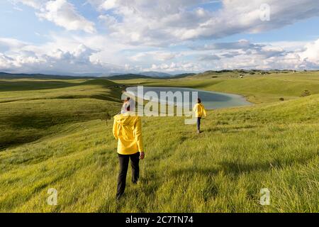 Mutter und Sohn wandern auf einem Hügel mit Blick auf den See Vrazje im Durmitor Nationalpark, Montenegro Stockfoto