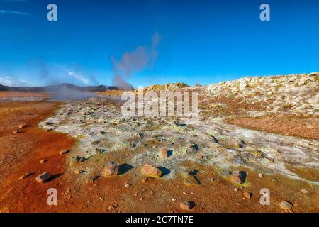 Dampfkegel in Hverir Geothermie-Gebiet mit kochenden Schlammbecken und dampfenden Fumarolen in Island Lage: Geothermie-Gebiet Hverir, Region Myvatn, Nort Stockfoto