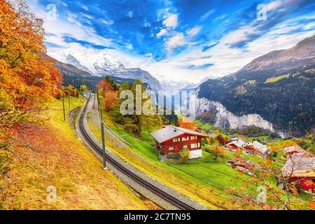 Fabelhafte Herbstansicht des malerischen Bergdorfes Wengen und Lauterbrunnental mit Jungfrau im Hintergrund. Lage: Wengen Dorf, Ber Stockfoto