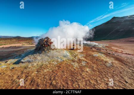 Dampfkegel in Hverir Geothermie-Gebiet mit kochenden Schlammbecken und dampfenden Fumarolen in Island Lage: Geothermie-Gebiet Hverir, Region Myvatn, Nort Stockfoto