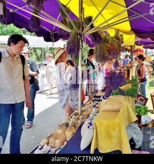 PROVENCE, FRANKREICH - 6. JULI 2014: Straßenmarkt während des jährlichen Lavendelfestes im kleinen Dorf Ferrassieres. Straßenmärkte sind sehr beliebt busi Stockfoto