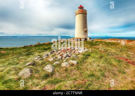 Atemberaubende Aussicht auf Skarsviti Leuchtturm in Vatnsnes Halbinsel an einem klaren Tag in Nordisland. Lage: Hvammstangi, Vatnsnes Halbinsel, Island, Europ Stockfoto