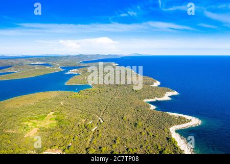 Atemberaubende Meereslandschaft an der Adria, türkisfarbenes Wasser auf der Insel Dugi Otok in Kroatien, Velebit-Berg im Hintergrund, Luftaufnahme von Drohne Stockfoto