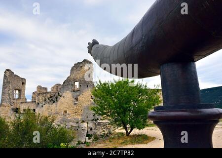 LACOSTE, FRANKREICH - 07. JUL 2014: Eiserne Hand zeigt auf die Ruinen der Burg Marquis de Sade in Lacoste, Frankreich. Lacoste befindet sich im Herzen des Lu Stockfoto