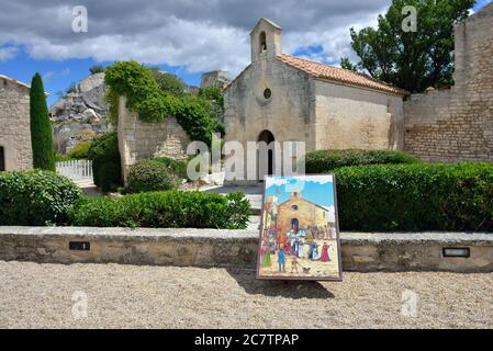 LES BAUX, FRANKREICH - 9. JULI 2014: Innenhof des Schlosses les Baux. Les Baux ist nun völlig dem touristischen Handel übergeben, unter Berufung auf einen Ruf als Stockfoto