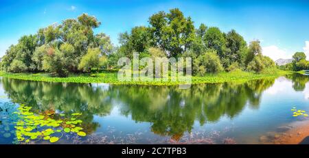 Sonnige Morgenansicht des Tals des Flusses Moraca. Skadar See Tour. Lage: Skadar-See Nationalpark, Montenegro, Balkan, Europa. Stockfoto