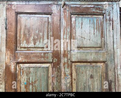 Blick auf verwitterte alte Retro-Garderobe Holztür Stockfoto