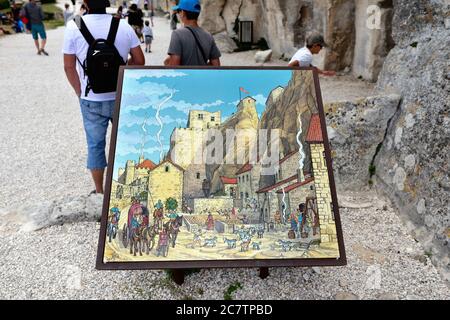 LES BAUX, FRANKREICH - 9. JUL 2014: Castle les Baux. Les Baux wird nun vollständig an den Tourismus übergeben, der sich auf einen Ruf als einer der am meisten verlässt Stockfoto