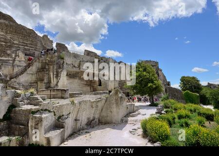 LES BAUX, FRANKREICH - 9. JUL 2014: Castle les Baux. Les Baux wird nun vollständig an den Tourismus übergeben, der sich auf einen Ruf als einer der am meisten verlässt Stockfoto