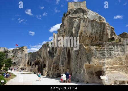 LES BAUX, FRANKREICH - JUL 9, 2014: Touristen besuchen das Schloss von les Baux. Les Baux wird nun vollständig dem Tourismus übergeben, wobei er auf einen Ruf setzt Stockfoto