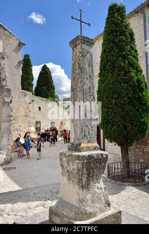 LES BAUX, FRANKREICH - 9. JULI 2014: Eingang in das Dorf Les Baux. Les Baux wird nun vollständig an den Tourismus übergeben, der sich auf einen Ruf verlässt Stockfoto