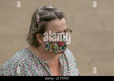 WIMBLEDON LONDON, GROSSBRITANNIEN. Juli 2020. Menschen mit Schutzmasken und Abdeckungen beim Einkaufen in Wimbledon Stadtzentrum am Sonntag. Die Regierung hat angekündigt, tragen Gesichtsbedeckungen wird in Geschäften und Supermärkten in England ab 24. Juli erforderlich sein, um die Ausbreitung von covid-19 Coronavirus und die Polizei haben Befugnisse gegeben, um die Maßnahmen einschließlich der Ausstellung einer Geldstrafe von £100 für Menschen, die nicht einhalten zu stoppen Die neuen Richtlinien.Quelle: amer ghazzal/Alamy Live News Stockfoto