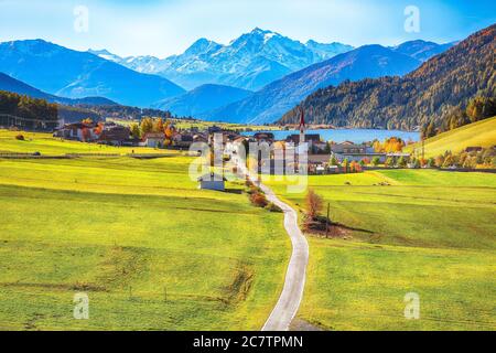 Herrliche Herbstansicht des Dorfes St.Valentin und des Haider Sees (Lago della Muta) mit Ortlerspitze im Hintergrund. Lage: Lago della Muta oder Haide Stockfoto
