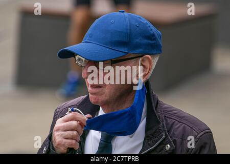 WIMBLEDON LONDON, GROSSBRITANNIEN. Juli 2020. Menschen mit Schutzmasken und Abdeckungen beim Einkaufen in Wimbledon Stadtzentrum am Sonntag. Die Regierung hat angekündigt, tragen Gesichtsbedeckungen wird in Geschäften und Supermärkten in England ab 24. Juli erforderlich sein, um die Ausbreitung von covid-19 Coronavirus und die Polizei haben Befugnisse gegeben, um die Maßnahmen einschließlich der Ausstellung einer Geldstrafe von £100 für Menschen, die nicht einhalten zu stoppen Die neuen Richtlinien.Quelle: amer ghazzal/Alamy Live News Stockfoto