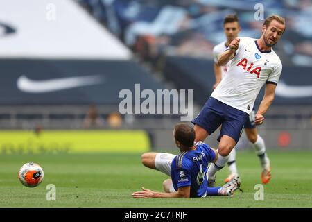 Jonny Evans (links) von Leicester City und Harry Kane von Tottenham Hotspur kämpfen während des Premier League-Spiels im Tottenham Hotspur Stadium in London um den Ball. Stockfoto