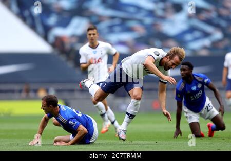 Jonny Evans (links) von Leicester City und Harry Kane von Tottenham Hotspur treffen während des Premier League-Spiels im Tottenham Hotspur Stadium in London aufeinander. Stockfoto