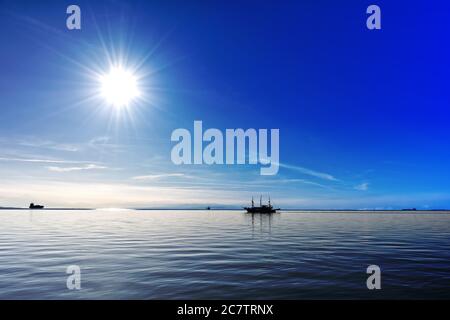 Blauer Himmel und Meer in der Nähe von Thessaloniki, Griechenland. Segelboot als Silhouette Stockfoto