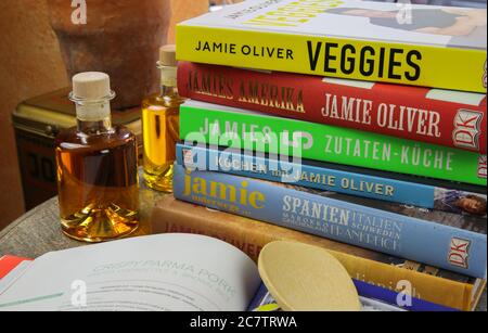 Viersen, Deutschland - 9. Juli. 2020: Blick auf den Tisch mit einem Stapel Kochbelege von Jamie Oliver Stockfoto