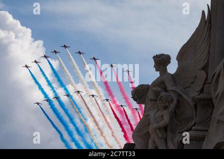 Rote Pfeile und La Patrouille Acrobatique de France fliegen über London zum Staatsbesuch des französischen Präsidenten Emmanuel Macron. Mit: Ansicht wo: London, Großbritannien Wann: 18 Jun 2020 Kredit: Mario Mitsis/WENN Stockfoto