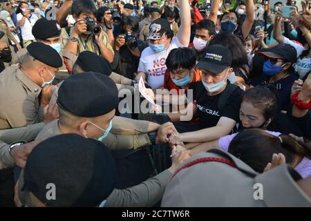 Bangkok, Thailand. Juli 2020. 18. Juli 2020 auf Bangkok, Thailand, versuchen Demonstranten, die Polizei mit Gewalt zu drängen. Um das Gebiet auf Thanon Ratchadamnoen Klang neben dem Demokratie-Denkmal, Bangkok zu erobern (Foto von Teera Noisakran/Pacific Press/Sipa USA) Quelle: SIPA USA/Alamy Live News Stockfoto