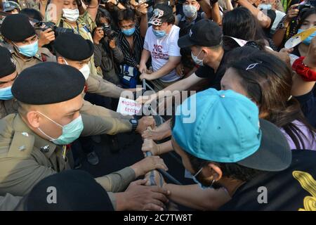 Bangkok, Thailand. Juli 2020. 18. Juli 2020 auf Bangkok, Thailand, versuchen Demonstranten, die Polizei mit Gewalt zu drängen. Um das Gebiet auf Thanon Ratchadamnoen Klang neben dem Demokratie-Denkmal, Bangkok zu erobern (Foto von Teera Noisakran/Pacific Press/Sipa USA) Quelle: SIPA USA/Alamy Live News Stockfoto