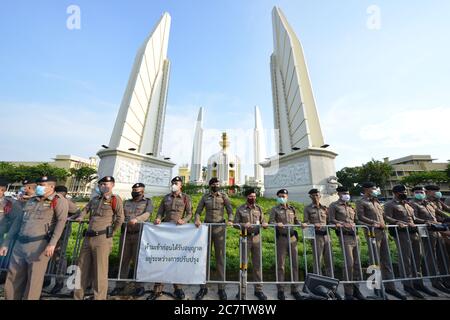 Bangkok, Thailand. Juli 2020. 18. Juli 2020 auf Bangkok, Thailand, versuchen Demonstranten, die Polizei mit Gewalt zu drängen. Um das Gebiet auf Thanon Ratchadamnoen Klang neben dem Demokratie-Denkmal zu ergreifen, BangkokBangkok: Polizei festgesteckt Sicherheitskräfte. Demokratie Monument, das Gebiet der Regierungsproteste. (Foto von Teera Noisakran/Pacific Press/Sipa USA) Quelle: SIPA USA/Alamy Live News Stockfoto