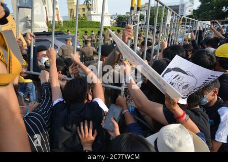 Bangkok, Thailand. Juli 2020. 18. Juli 2020 in Bangkok, Thailand, versuchen Demonstranten, die Polizei mit Gewalt zu drängen. Um das Gebiet auf Thanon Ratchadamnoen Klang neben dem Demokratie-Denkmal, Bangkok zu erobern (Foto von Teera Noisakran/Pacific Press/Sipa USA) Quelle: SIPA USA/Alamy Live News Stockfoto