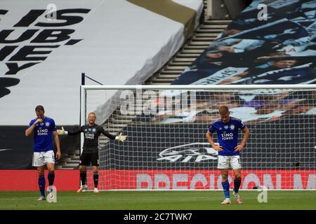 Leicester Spieler Kasper Schmeichel (c), Jonny Evans (L) und Harvey Barnes (R) reagieren und sehen dejected aus, nachdem Harry Kane von Tottenham Hotspur seinen Mannschaften den dritten Treffer erzielt. Premier League Spiel, Tottenham Hotspur gegen Leicester City im Tottenham Hotspur Stadion in London am Sonntag, 19. Juli 2020. Dieses Bild darf nur für redaktionelle Zwecke verwendet werden. Nur für redaktionelle Zwecke, Lizenz für kommerzielle Nutzung erforderlich. Keine Verwendung in Wetten, Spiele oder einem einzigen Club / Liga / Spieler Publikationen. PIC von Steffan Bowen / Andrew Orchard Sport Fotografie / Alamy Live News Stockfoto