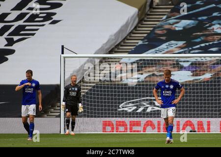 Leicester Spieler Kasper Schmeichel (c), Jonny Evans (L) und Harvey Barnes (R) reagieren und werden dejected, nachdem Harry Kane von Tottenham Hotspur seinen Mannschaften den dritten Treffer erzielt. Premier League Spiel, Tottenham Hotspur gegen Leicester City im Tottenham Hotspur Stadion in London am Sonntag, 19. Juli 2020. Dieses Bild darf nur für redaktionelle Zwecke verwendet werden. Nur für redaktionelle Zwecke, Lizenz für kommerzielle Nutzung erforderlich. Keine Verwendung in Wetten, Spiele oder einem einzigen Club / Liga / Spieler Publikationen. PIC von Steffan Bowen / Andrew Orchard Sport Fotografie / Alamy Live News Stockfoto