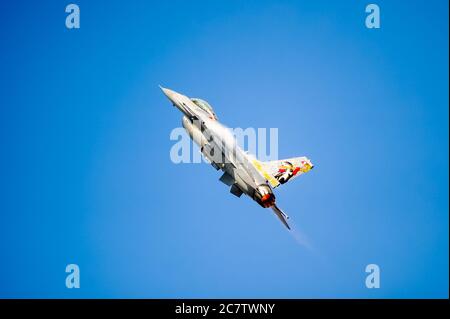 F16 Viper Demo Team fliegt auf der Rhode Island National Guard Airshow/ Stockfoto