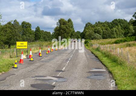 Loch Lomond und Trossachs National Park, Schottland, Großbritannien. 19. Juli 2020 im Bild: Der Duke’s Pass um Loch Achray in den Trossachs wurde von der Polizei wegen Bedenken wegen Staus und „gefährlicher Parkplätze“ auf der neu eröffneten Heart 200 Route geschlossen. der rat von Stirling arbeitet daran, bald einen dauerhaften, klaren Weg für diesen Straßenabschnitt zu schaffen, um die Straße durch Verkehrsregulierung sicherer zu machen. Bedenken wurden über die relativ schlechte Straßenzustand erhoben, aber rat Bosse gingen trotzdem Sichtung kommerziellen Gewinn für die Gegend. Quelle: Colin Fisher/Alamy Live News. Stockfoto