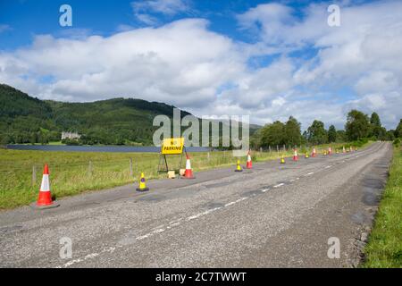 Loch Lomond und Trossachs National Park, Schottland, Großbritannien. 19. Juli 2020 im Bild: Der Duke’s Pass um Loch Achray in den Trossachs wurde von der Polizei wegen Bedenken wegen Staus und „gefährlicher Parkplätze“ auf der neu eröffneten Heart 200 Route geschlossen. der rat von Stirling arbeitet daran, bald einen dauerhaften, klaren Weg für diesen Straßenabschnitt zu schaffen, um die Straße durch Verkehrsregulierung sicherer zu machen. Bedenken wurden über die relativ schlechte Straßenzustand erhoben, aber rat Bosse gingen trotzdem Sichtung kommerziellen Gewinn für die Gegend. Quelle: Colin Fisher/Alamy Live News. Stockfoto