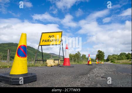 Loch Lomond und Trossachs National Park, Schottland, Großbritannien. 19. Juli 2020 im Bild: Der Duke’s Pass um Loch Achray in den Trossachs wurde von der Polizei wegen Bedenken wegen Staus und „gefährlicher Parkplätze“ auf der neu eröffneten Heart 200 Route geschlossen. der rat von Stirling arbeitet daran, bald einen dauerhaften, klaren Weg für diesen Straßenabschnitt zu schaffen, um die Straße durch Verkehrsregulierung sicherer zu machen. Bedenken wurden über die relativ schlechte Straßenzustand erhoben, aber rat Bosse gingen trotzdem Sichtung kommerziellen Gewinn für die Gegend. Quelle: Colin Fisher/Alamy Live News. Stockfoto