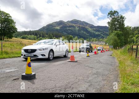 Loch Lomond und Trossachs National Park, Schottland, Großbritannien. 19. Juli 2020 im Bild: Der Duke’s Pass um Loch Achray in den Trossachs wurde von der Polizei wegen Bedenken wegen Staus und „gefährlicher Parkplätze“ auf der neu eröffneten Heart 200 Route geschlossen. der rat von Stirling arbeitet daran, bald einen dauerhaften, klaren Weg für diesen Straßenabschnitt zu schaffen, um die Straße durch Verkehrsregulierung sicherer zu machen. Bedenken wurden über die relativ schlechte Straßenzustand erhoben, aber rat Bosse gingen trotzdem Sichtung kommerziellen Gewinn für die Gegend. Quelle: Colin Fisher/Alamy Live News. Stockfoto