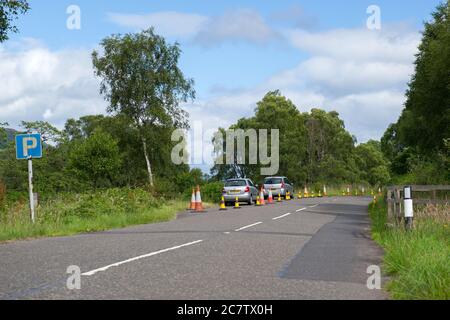 Loch Lomond und Trossachs National Park, Schottland, Großbritannien. 19. Juli 2020 im Bild: Der Duke’s Pass um Loch Achray in den Trossachs wurde von der Polizei wegen Bedenken wegen Staus und „gefährlicher Parkplätze“ auf der neu eröffneten Heart 200 Route geschlossen. der rat von Stirling arbeitet daran, bald einen dauerhaften, klaren Weg für diesen Straßenabschnitt zu schaffen, um die Straße durch Verkehrsregulierung sicherer zu machen. Bedenken wurden über die relativ schlechte Straßenzustand erhoben, aber rat Bosse gingen trotzdem Sichtung kommerziellen Gewinn für die Gegend. Quelle: Colin Fisher/Alamy Live News. Stockfoto