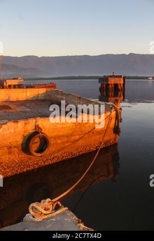 Erstaunliche unanfechtbare Pier mit orangen Farben bei Sonnenaufgang Sonnenuntergang in Guarujá, Canal do Estuario, Brasilien. Ruhe und ranquil Fluss und Szene Stockfoto