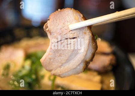 Essstäbchen Schweinefleisch isoliert auf Ramen Hintergrund Stockfoto