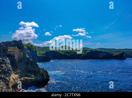 Wunderschöne Angel's Billabong Aussicht. Scharfe dramatische Felsen und krachende Wellen am Eingang zu Angel's Billabong auf Nusa Penida, wunderbare Angels Billab Stockfoto