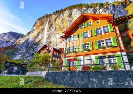 Fantastische Herbstansicht des Lauterbrunnens Dorf mit herrlichem Wasserfall Staubbach im Hintergrund. Lage: Lauterbrunnen Dorf, Berner Oberland Stockfoto