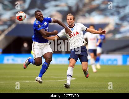 Tottenham Hotspors' Harry Kane und Leicester City's Wes Morgan (links) während des Premier League-Spiels im Tottenham Hotspur Stadium, London. Stockfoto