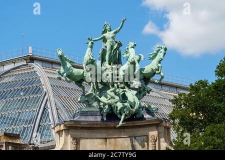 Statue Harmonie triumphiert über Discord auf dem Grand Palais in Paris Stockfoto